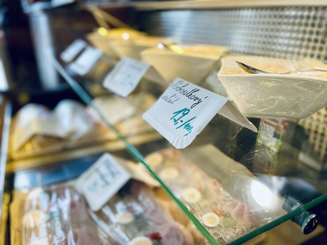 Pult s čerstvými saláty a chlebíčky